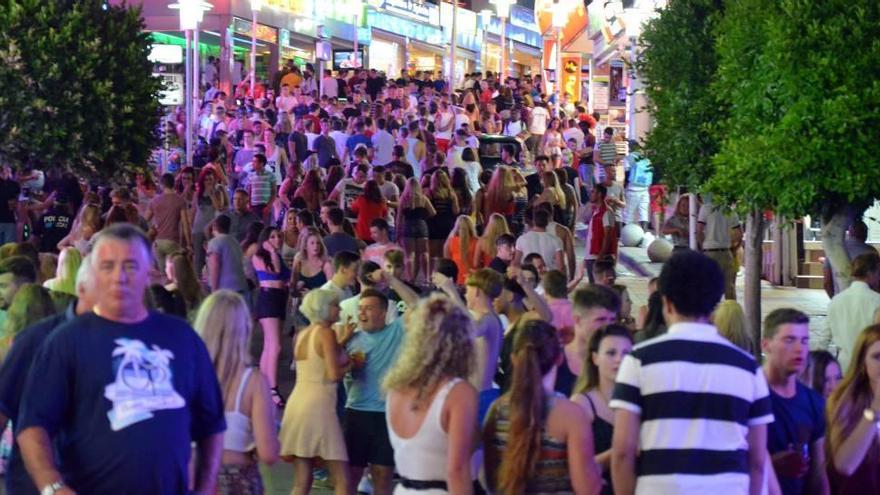 Imagen de turistas en la zona de Magaluf, donde los británicos son mayoría.