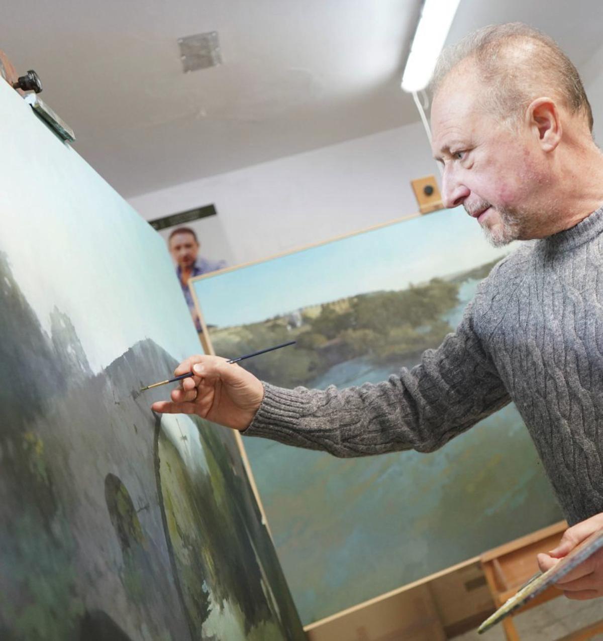 El artista, trabajando en una de sus obras. | VÍCTOR CASTRO