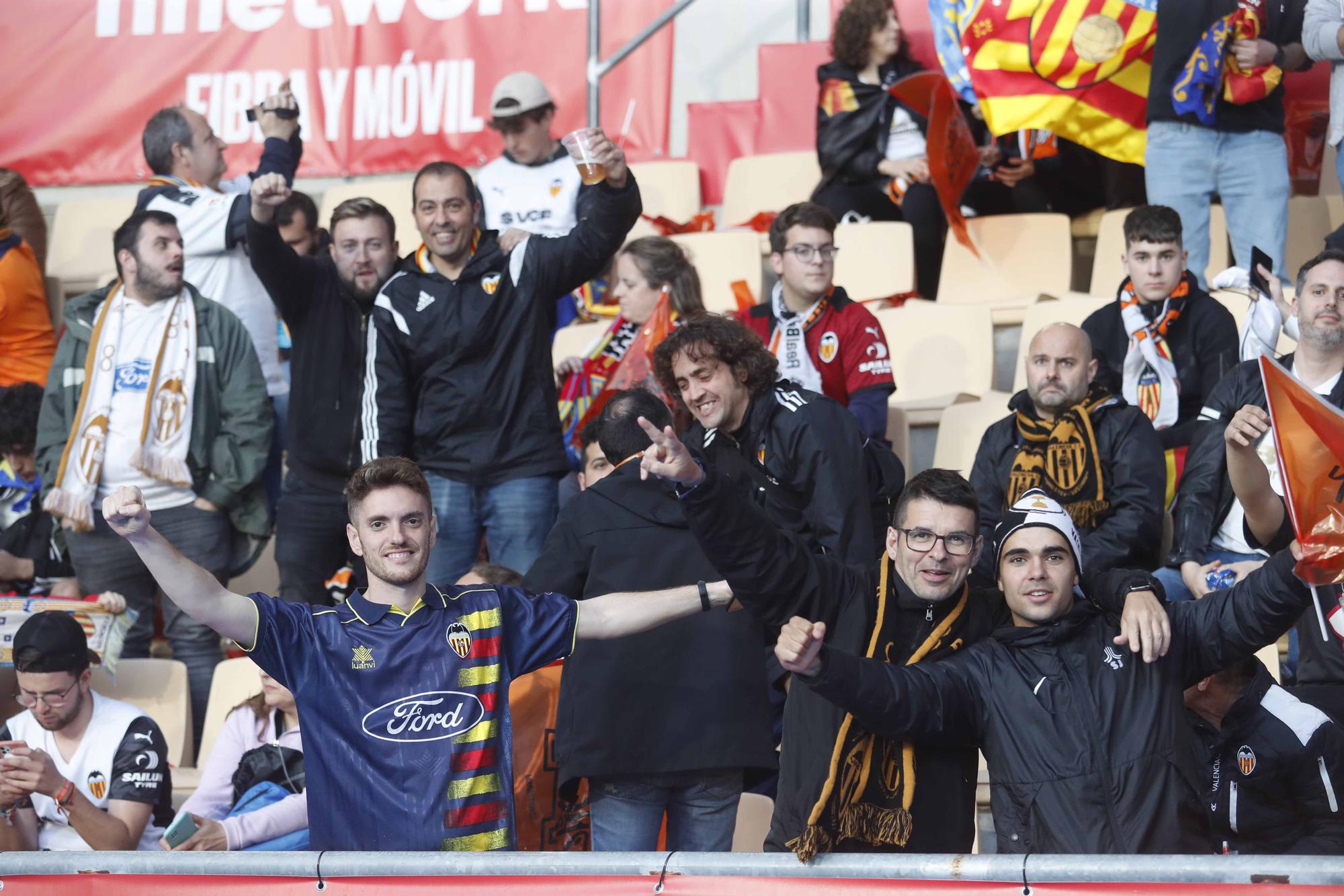 La afición valencianista llena de color el estadio de la Cartuja