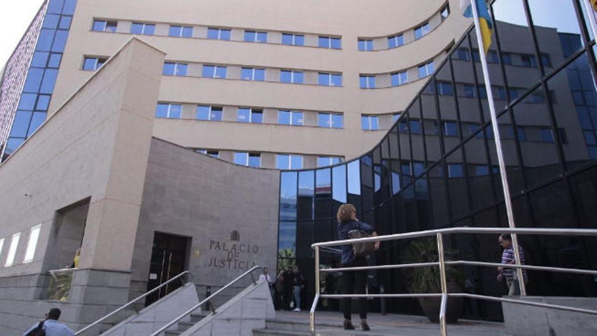 Entrada principal a la Audiencia Provincial de Santa Cruz de Tenerife.