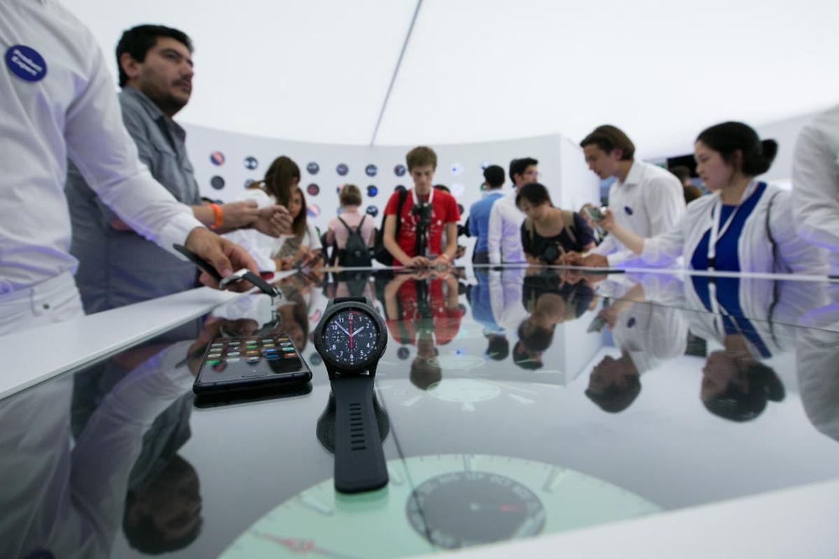 La tecnológica coreana Samsung presentó hoy en Berlín su nuevo reloj inteligente, el Gear S3, circular y en acero.