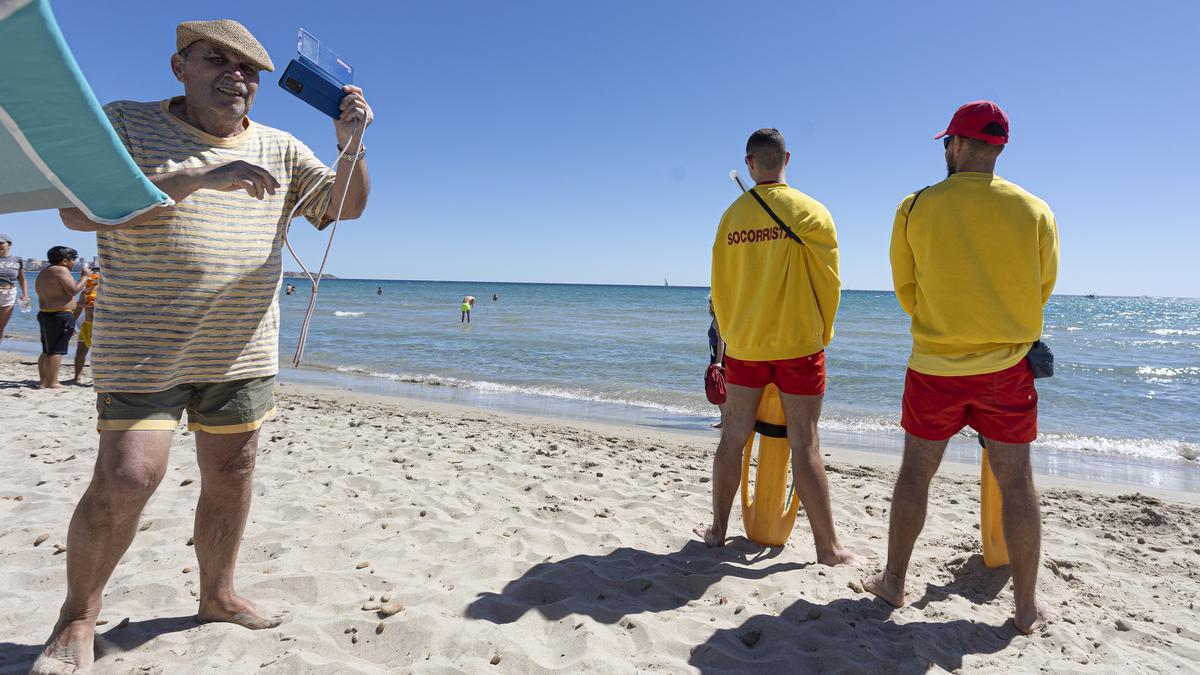 Dos socorristas vigilan la playa del Postiguet, el pasado mes.