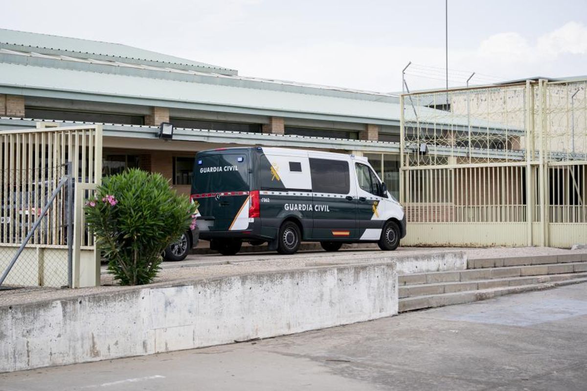 Llegada a Soto del Real del furgón policial que llevaba a Santos Cerdán este lunes.