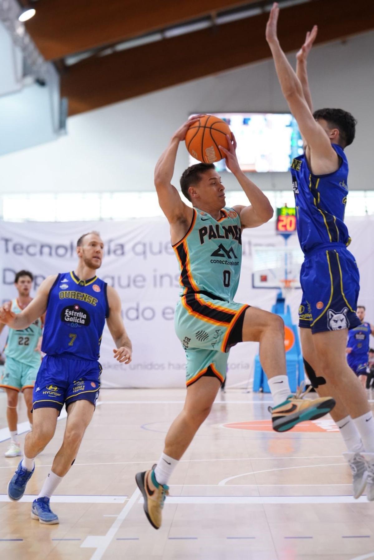 Atencia, realizando una entrada al aro en el duelo ante e Ourense.