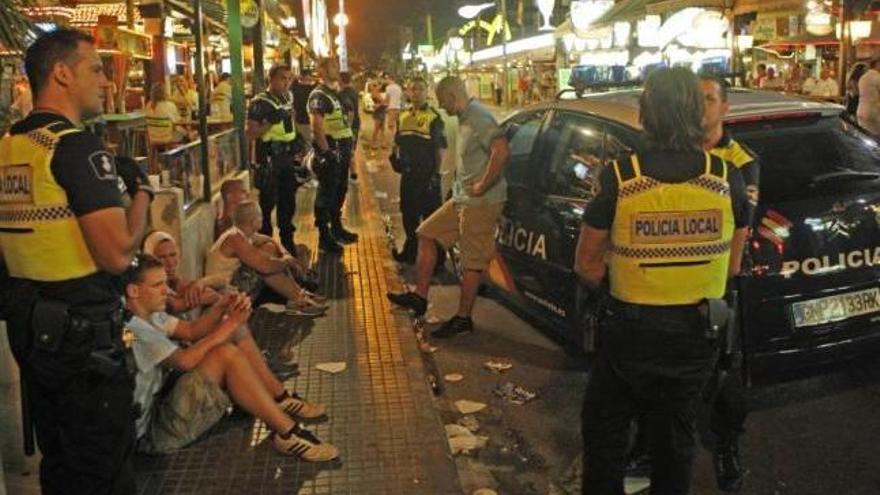 Agentes de la Policía Local vigilan una de las calles de turismo alemán de la Playa de Palma.