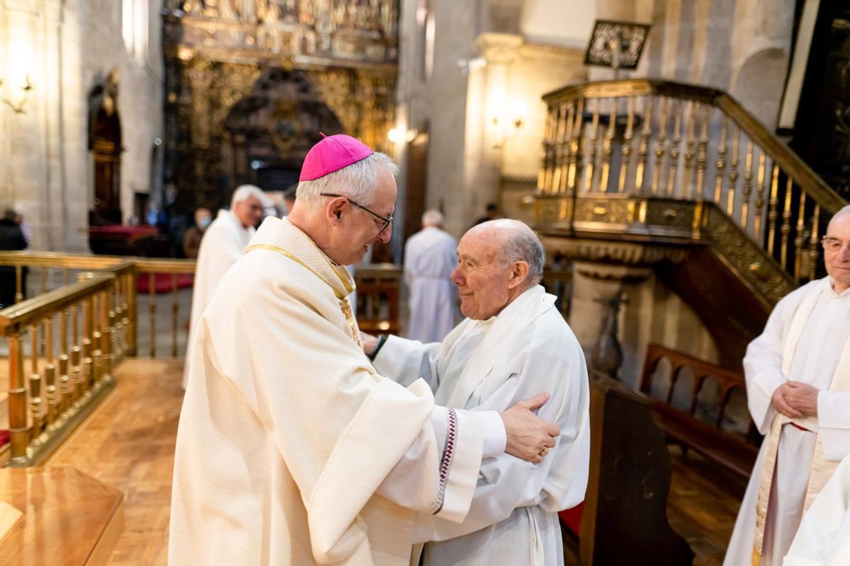 Alfonso Carrasco, que presidirá hoy el funeral, saluda a Benedicto Iglesias en la catedral de Lugo.