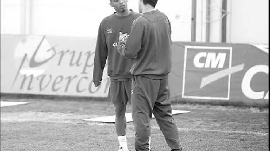 El centrocampista brasileño Rosinei dialoga con uno de los técnicos del Murcia en un entrenamiento