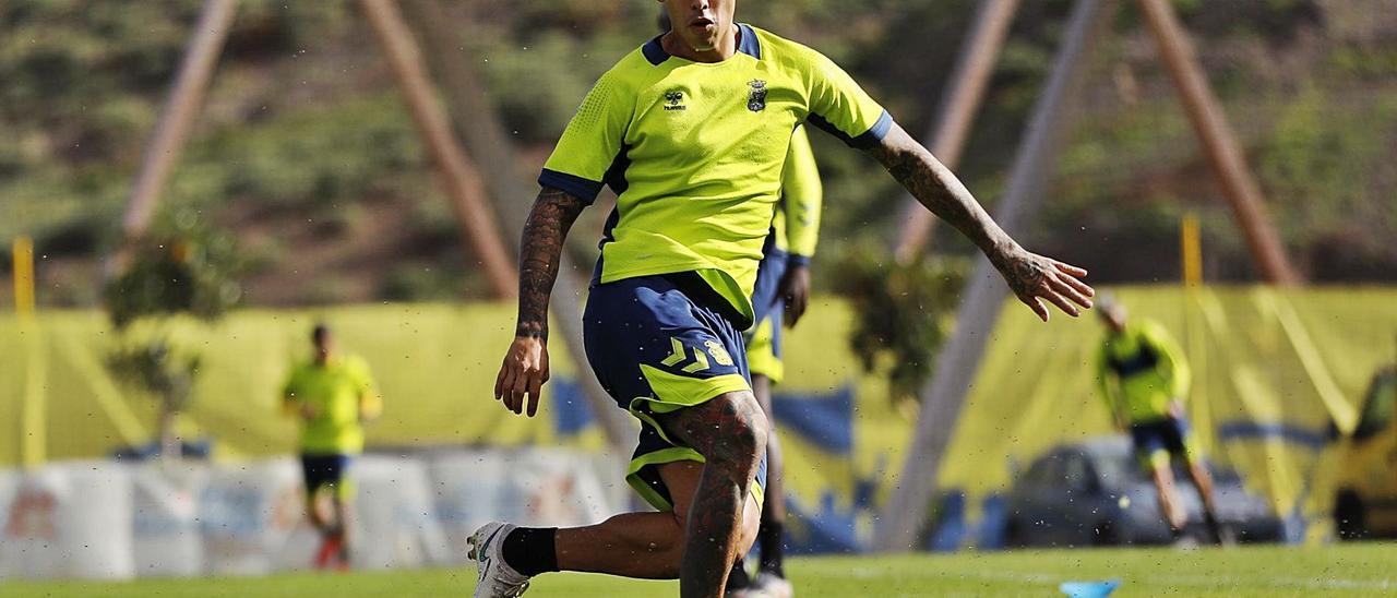 El argentino Sergio Araujo, en acción durante uno de los entrenamientos de esta semana en Barranco Seco. | | LP/DLP