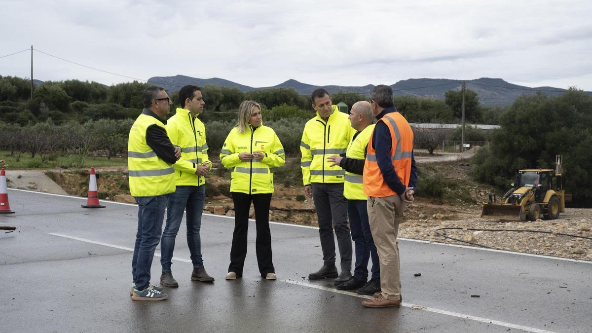La presidenta de la Diputación, Marta Barrachina, junto al vicepresidente Héctor Folgado en una visita a una intervención.