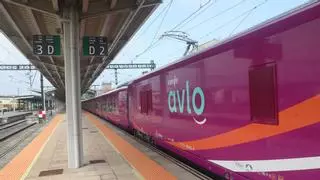 Los trenes Avlo, de pruebas en A Coruña
