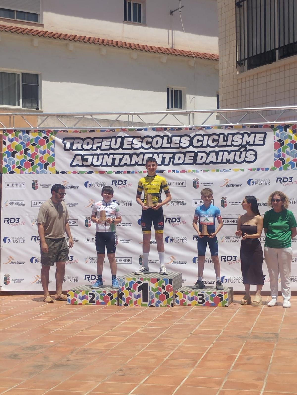 Pulgarin, de la Escola de Ciclisme Ontinyent, en lo alto del podio en el Trofeu de Daimús.