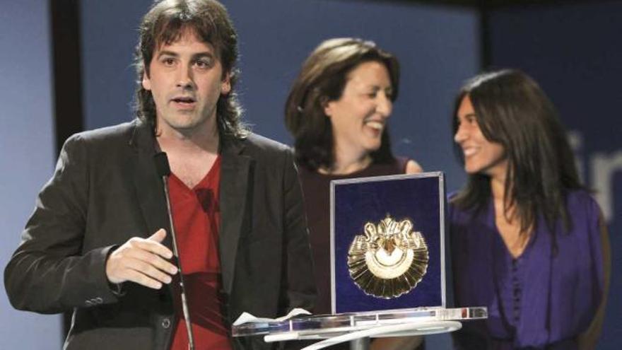 El director catalán Isaki Lacuesta con la Concha de Oro ayer en San Sebastián.