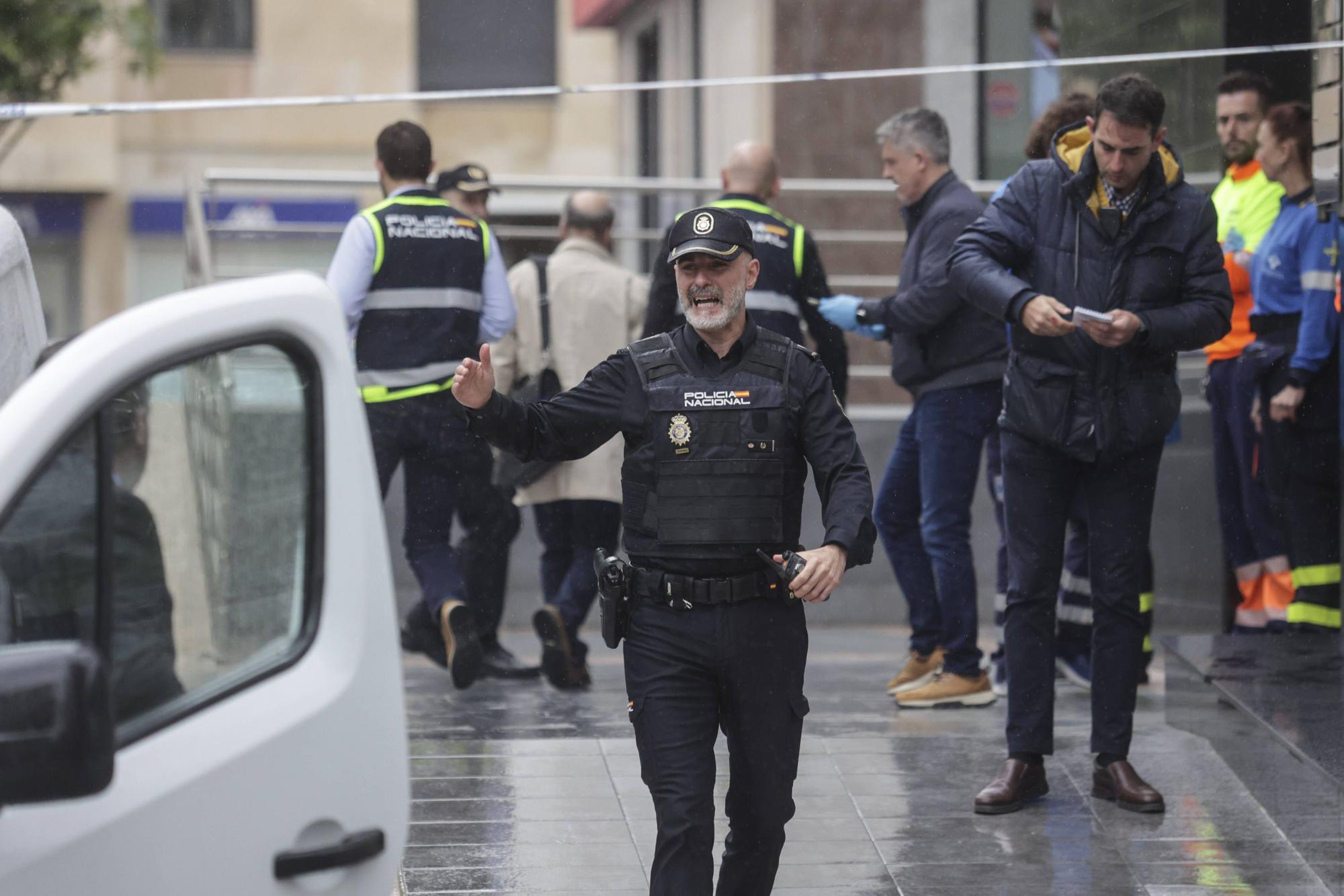 En imágenes: Conmoción en el ovetense barrio de La Ería por la muerte de dos gemelas de 12 años