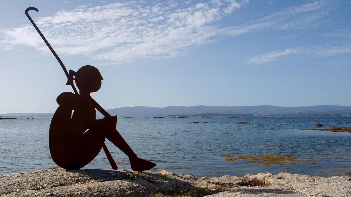 Escultura en Vilaxoán, ayer, con el cielo despejado y algunas nubes altas sobre la ría de Arousa