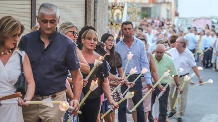 Un momento de la procesión del patrón en las  calles de Bigastro.  | TONY SEVILLA