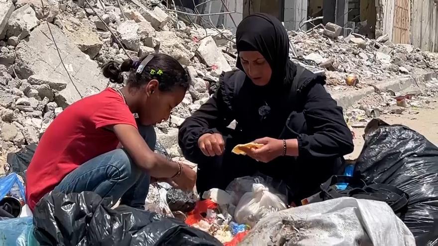 Las tristes imágenes de una mujer buscando, junto a su hija, comida entre la basura mientras Gaza se enfrenta a la hambruna
