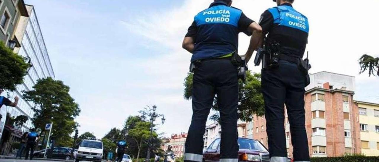 Policías municipales durante un control en Oviedo.