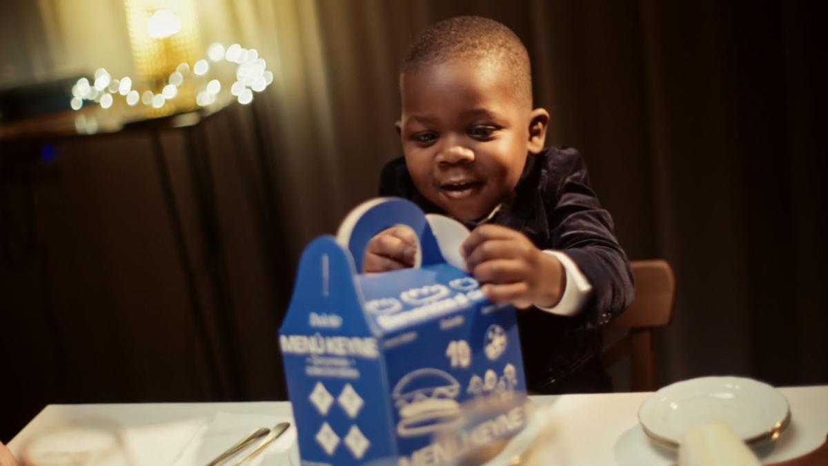 Keyne, el hermano de Lamine, abriendo su menú