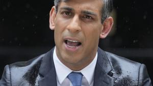 El primer ministro del Reino Unido, Rishi Sunak, empapado por la lluvia durante el anuncio del adelanto de las elecciones.