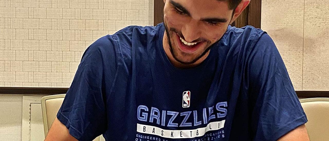 Santi Aldama, en el momento de estampar su firma en el contrato que le liga a los Memphis Grizzlies para las dos próximas temporada como mínimo. | | MEMPHIS GRIZZLIES