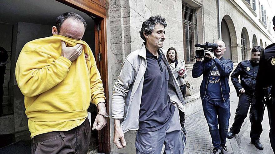 Los dos detenidos por quemar contenedores en Palma, cuando ingresaron en prisiÃ³n en abril.