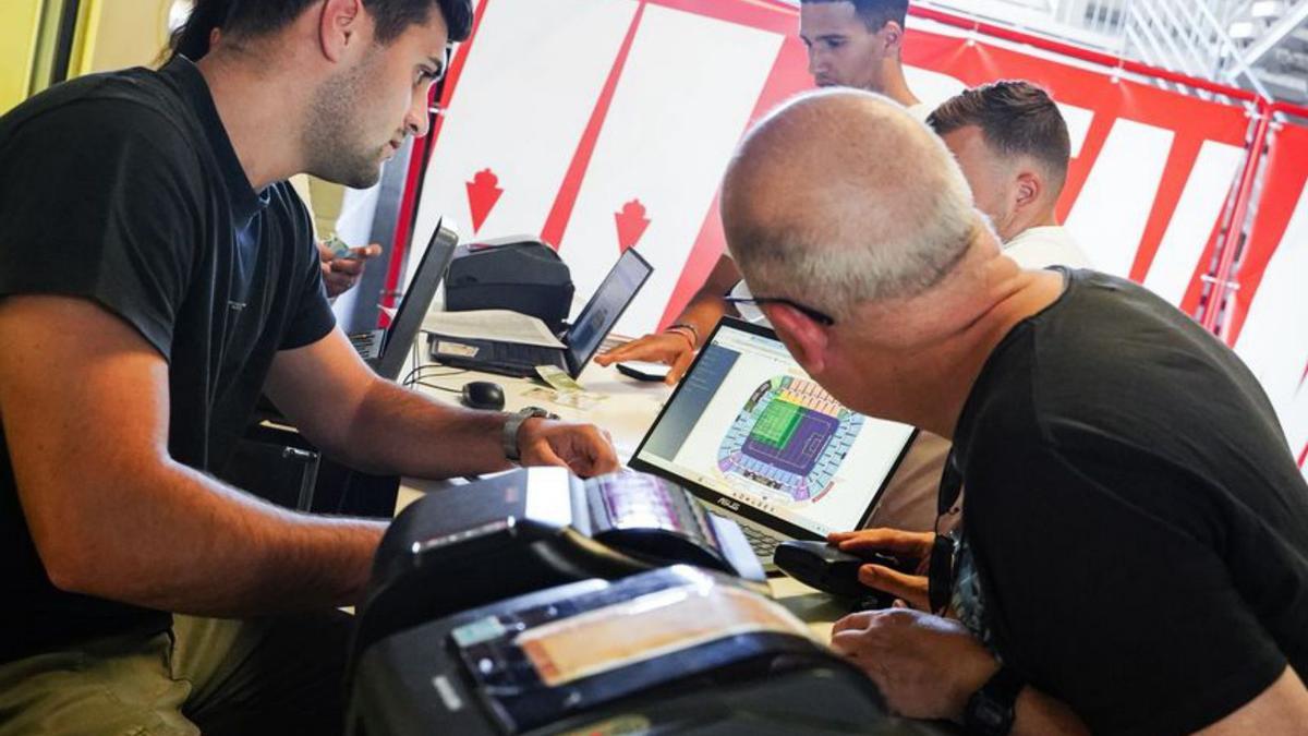 Colas para la compra de entradas en Nueva Condomina. | PRENSA REAL MURCIA