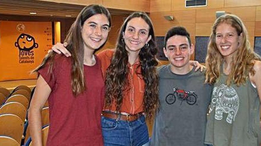 Eulàlia Espona, del Jaume Callís de Vic; Elena Balici, del Jaume Mercader d&#039;Igualada; Arnau Sorribas, de l&#039;Escola Diocesana de Navàs; i Aina Franquesa, de l&#039;institut de Gurb, al Pavelló de Suècia de Berga, ahir