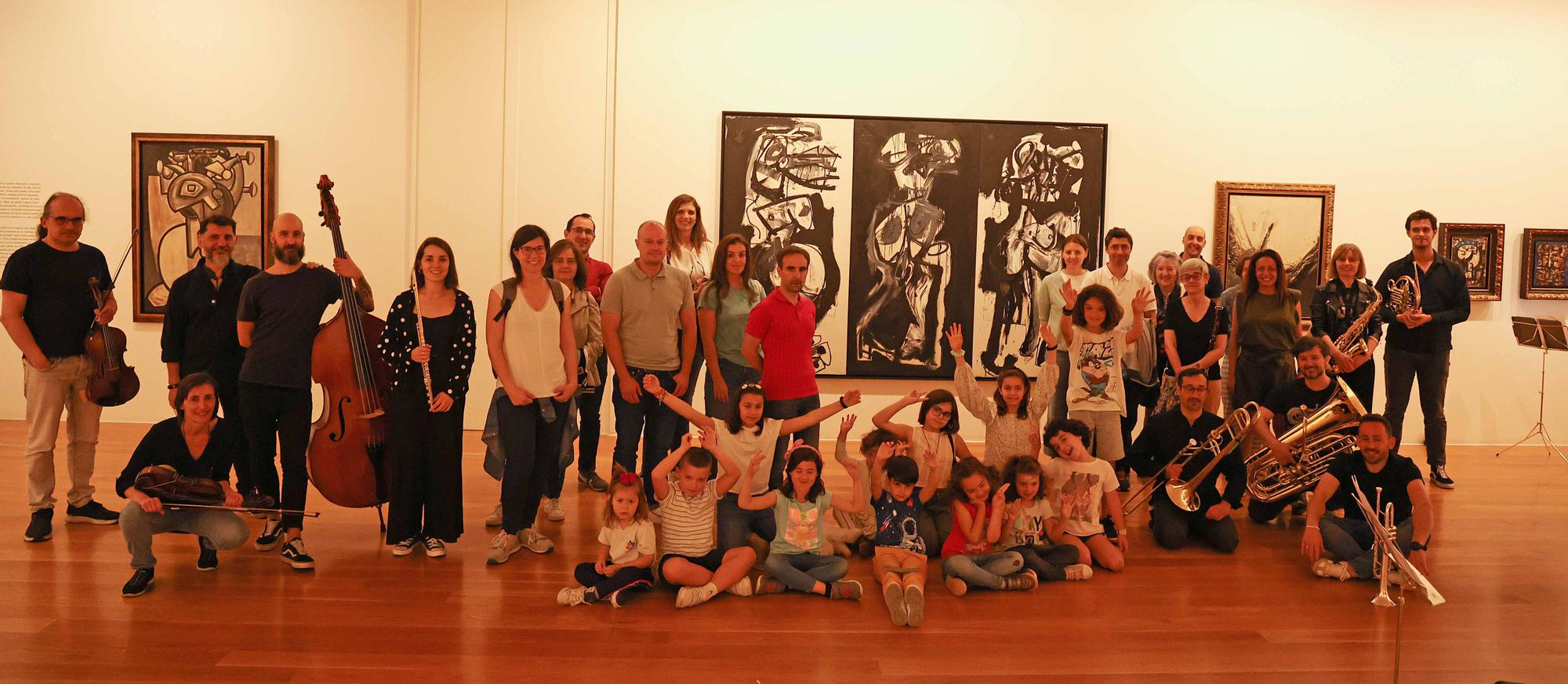 Más de cien familias disfrutan en el MARCO de una experiencia pictórico-musical con Laxeiro