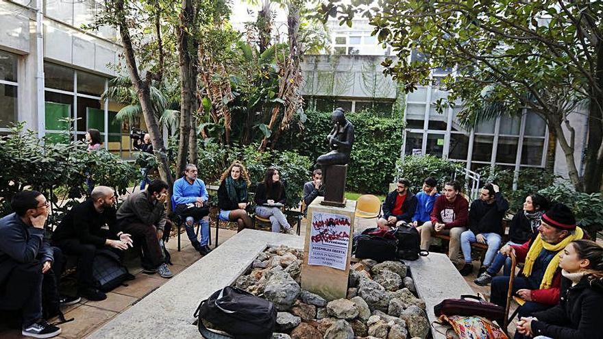 La asamblea se celebró en el claustro del Ramon Llull.