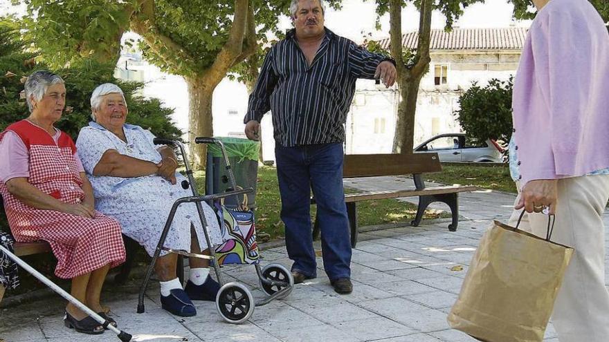 Mayores en un parque de Ourense. // Jesús Regal