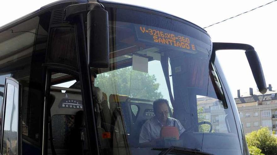 Uno de los autobuses de A Estrada que realiza el transporte en el área metropolitana. // Bernabé/Javier Lalín