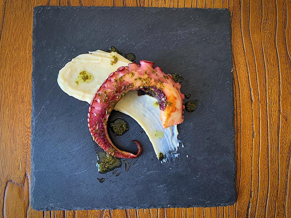 Pulpo, mojo verde y parmentier de papa.