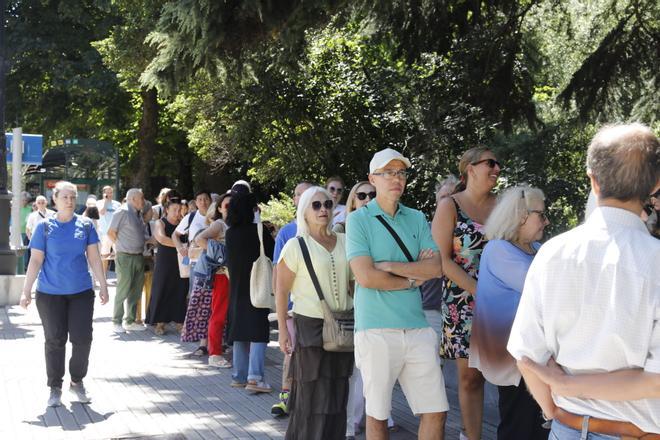 Vecinos durante la inmensa cola para conseguir las gafas del eclipse