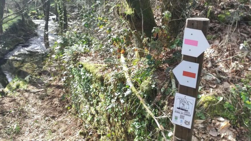 Postes y marcas para la carrera de montaña. |