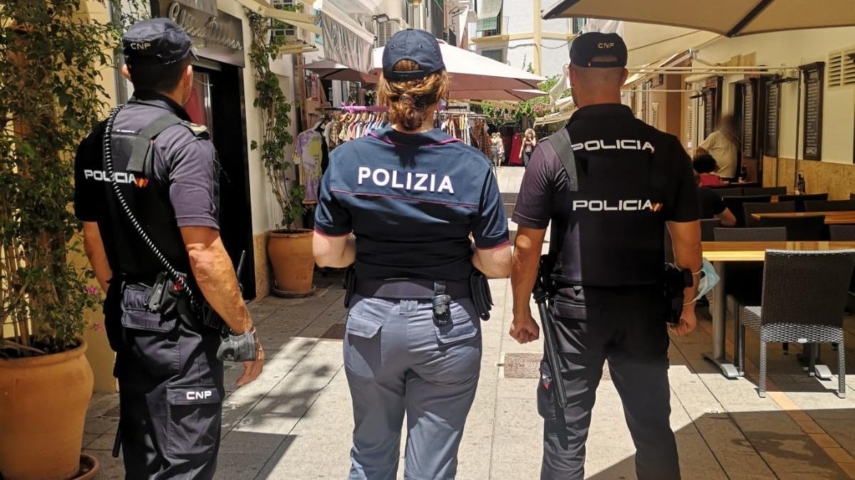 Agentes de la Policía Nacional y la Policía Italiana en Ibiza