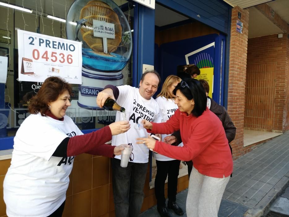 Celebración en la administración de lotería de Bocairent, que ha vendido el 2º premio.