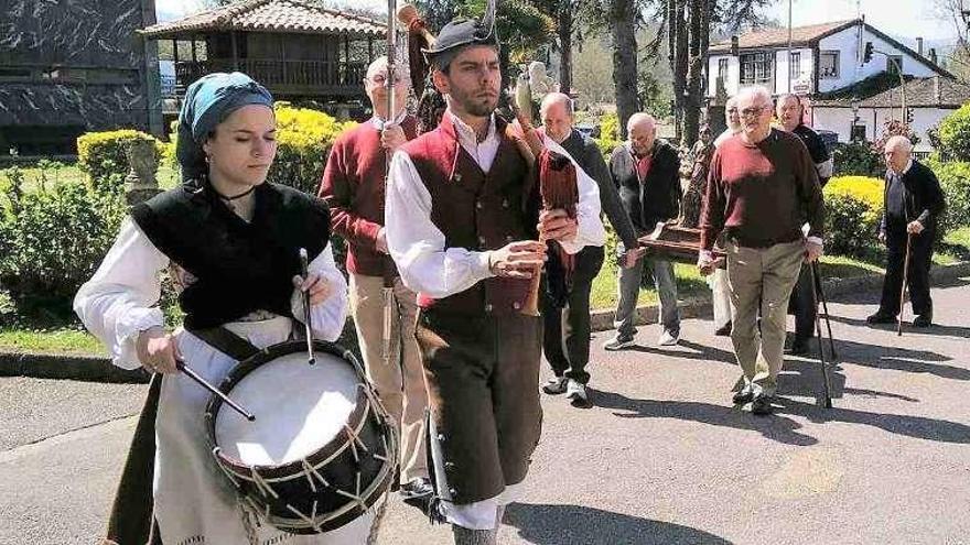La gaita y el tambor abren la procesión en honor de San José ayer en Amandi.