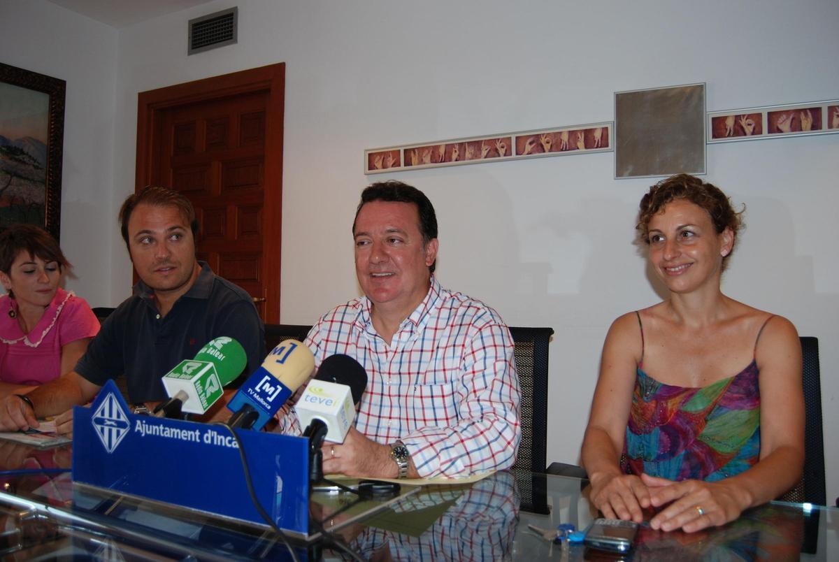 Rosa Tarragó, a la derecha, junto al exalcalde Rafel Torres, en una imagen de 2010.