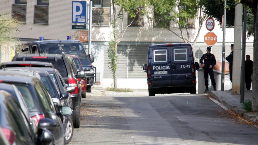 Agents de la Policia en el domicili de Pere Pujol Ferrusola.