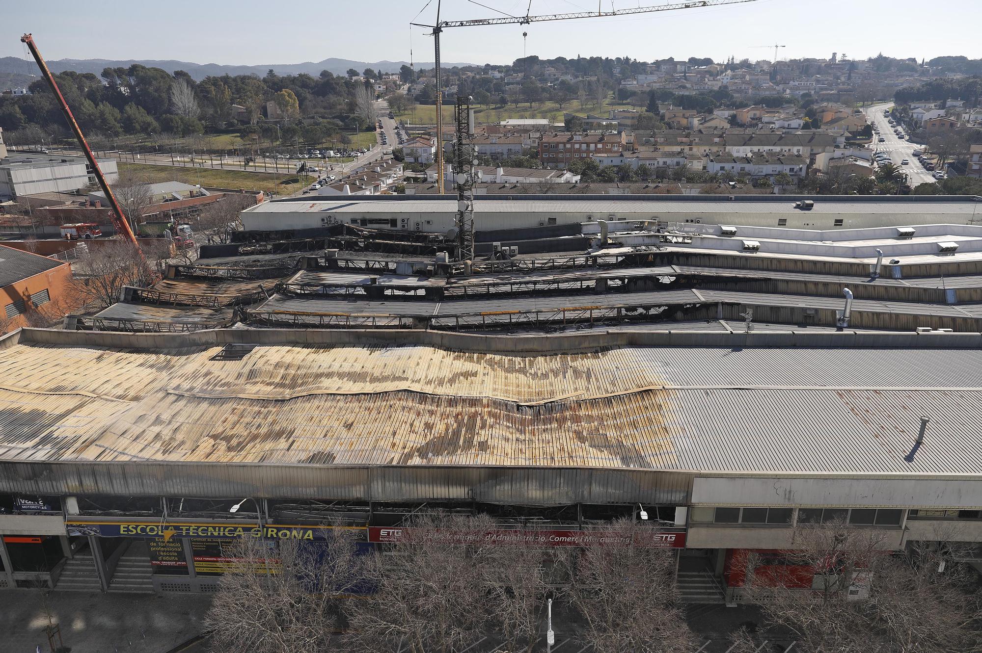 Els Bombers continuen treballant en l’incendi de l'entrada sud de Girona