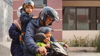 La edad permitida en la que los niños pueden ir en moto o llevar patinete eléctrico para la vuelta al cole