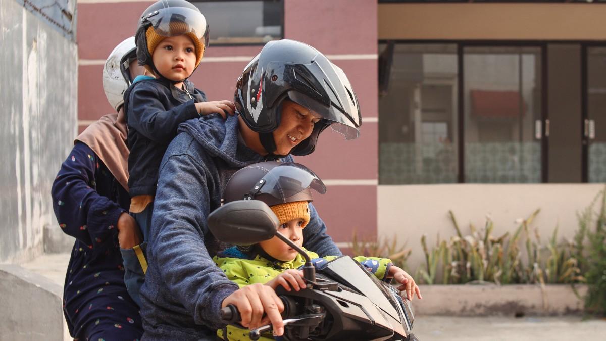 La edad permitida en la que los niños pueden ir en moto o llevar patinete eléctrico para la vuelta al cole