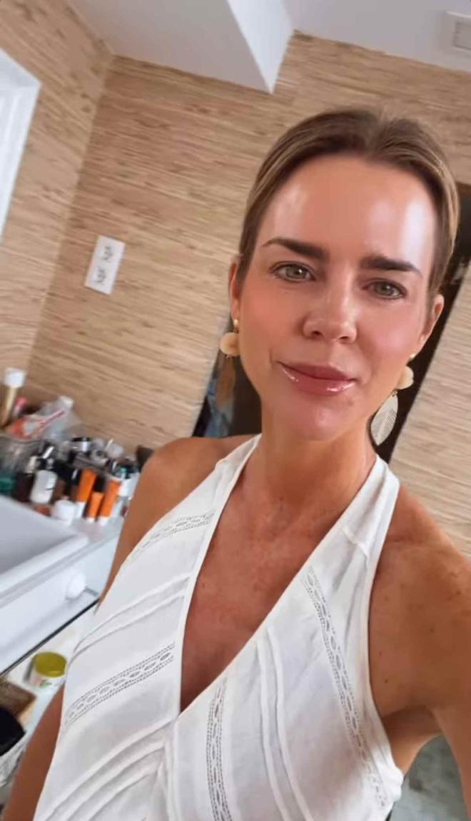 Amelia Bono con un vestido de escote halter de Scalpers