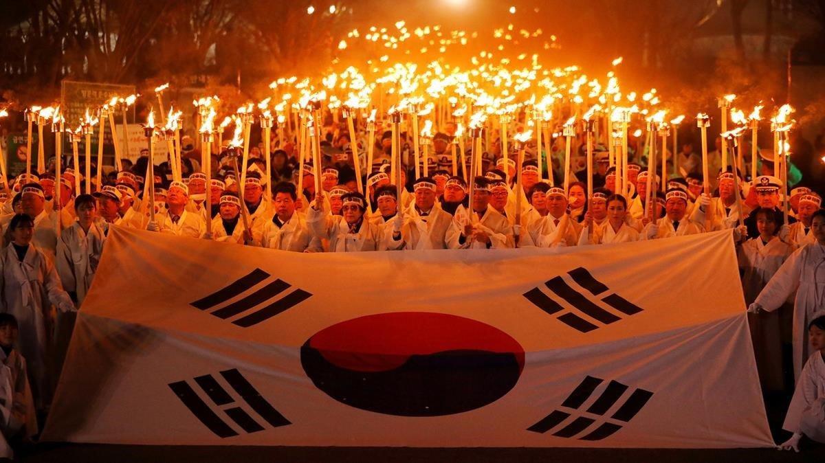 Los participantes que portan antorchas posan durante una recreación del Movimiento de Independencia del Primero de Marzo contra el gobierno colonial japonés en Corea del Sur Cheonan