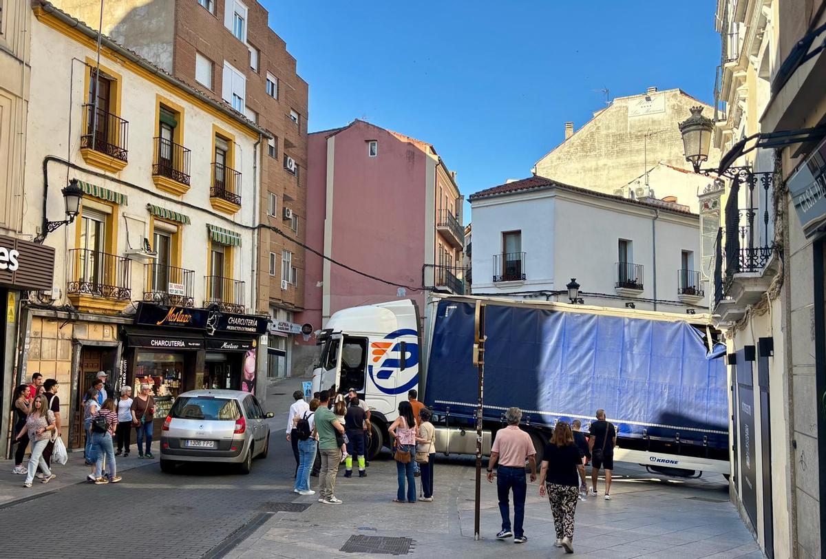 Galería | Un camión se queda atascado en pleno centro de Cáceres