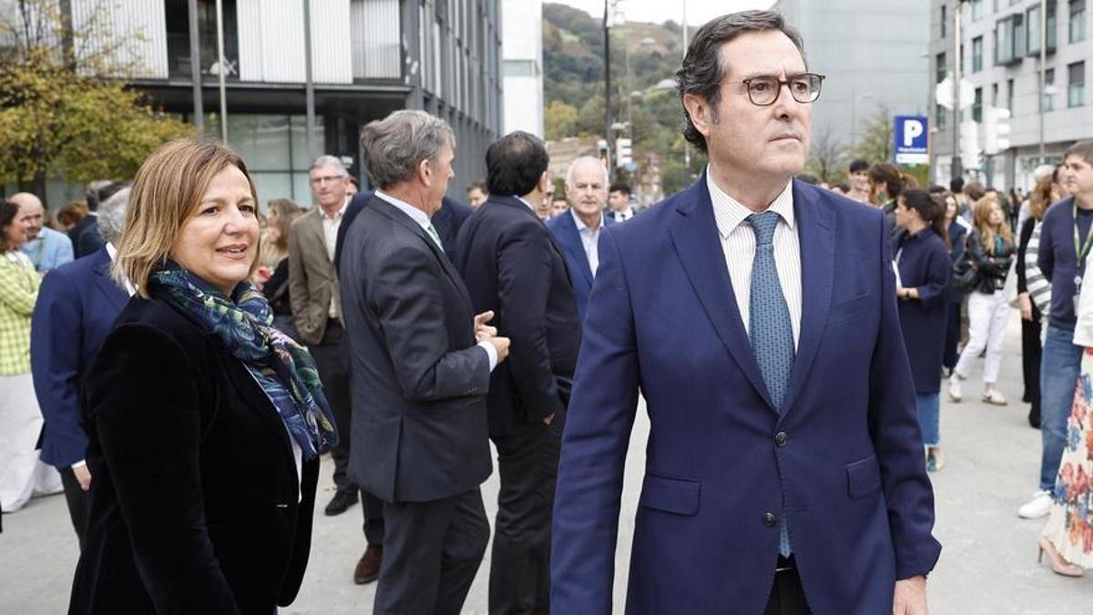 Antonio Garamendi participa en una concentración por los afectados.