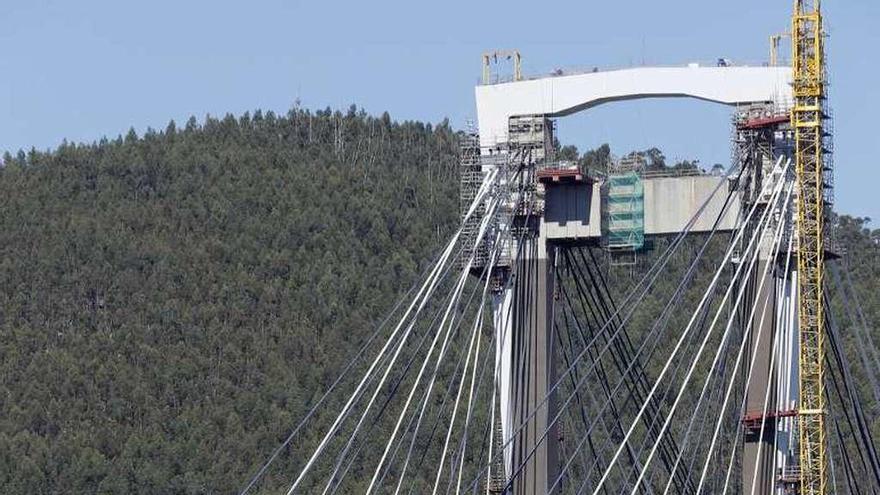 Los nuevos carriles, pendientes de las últimas dovelas. // J. Lores