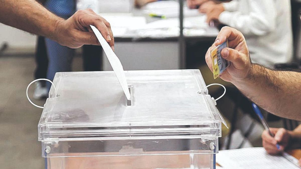 Elector ejerce su derecho al voto.