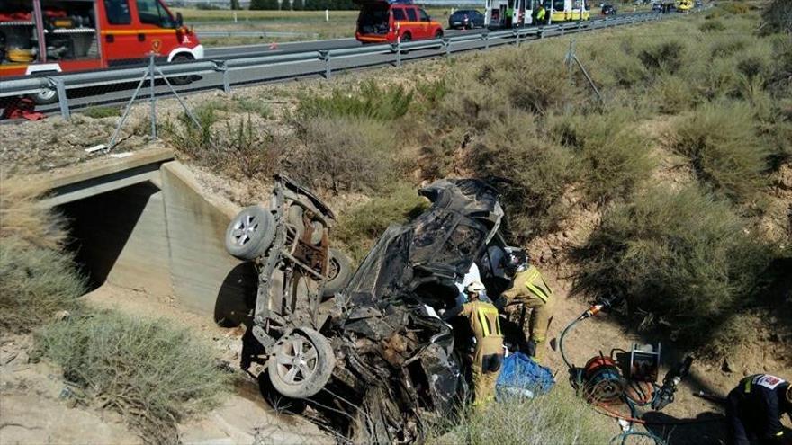 Dos fallecidas al salirse con el coche en la AP-68, en Luceni