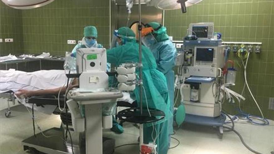 El Hospital Provincial de Castelló cancela operaciones por el positivo de siete sanitarios de quirófanos